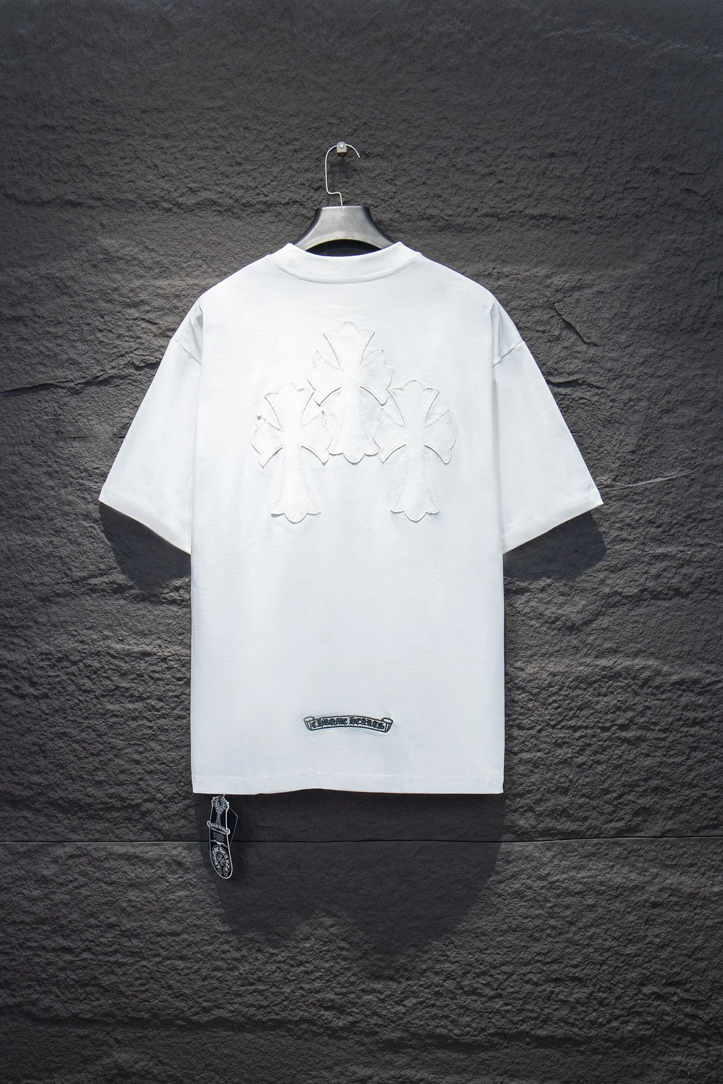 P180 Chrome hearts 25FW This year’s popular Chrome Hearts model is so 🉑️. The imported leather label on the front chest is made of ZP material. 1:1 restoration makes it easy to touch. It has a large resistance and is very smooth to the touch, which is different from the market. The letters are machine embroidered with leather material after adjusting according to the original details. The thickness is moderate. The hardware is imported. Front #embroidery. Imported Tajima high-density heavy embroidery technology. The font is three-dimensional and full. The back panel is specially imported machine embroidery. The hardware is added with handcrafts. The cost is extremely high. It uses 32-count double yarn and 260-gram weight fabric. It is super comfortable. It is very comfortable and soft to wear in spring and summer. You will not feel stuffy. It is very comfortable to wear and absorbs sweat, so it is more suitable to wear. It can be used as a base in spring and can be worn casually on the street. The color is eye-catching 👍 The simple version is full of fashion and very comfortable to wear. It is well-designed and refuses to be monotonous and vulgar. It does not make ordinary styles. Modern elements and design sense come to the face, giving the piece of clothing a unique fashion color~ Color: White Black Size Chart: S M L XL